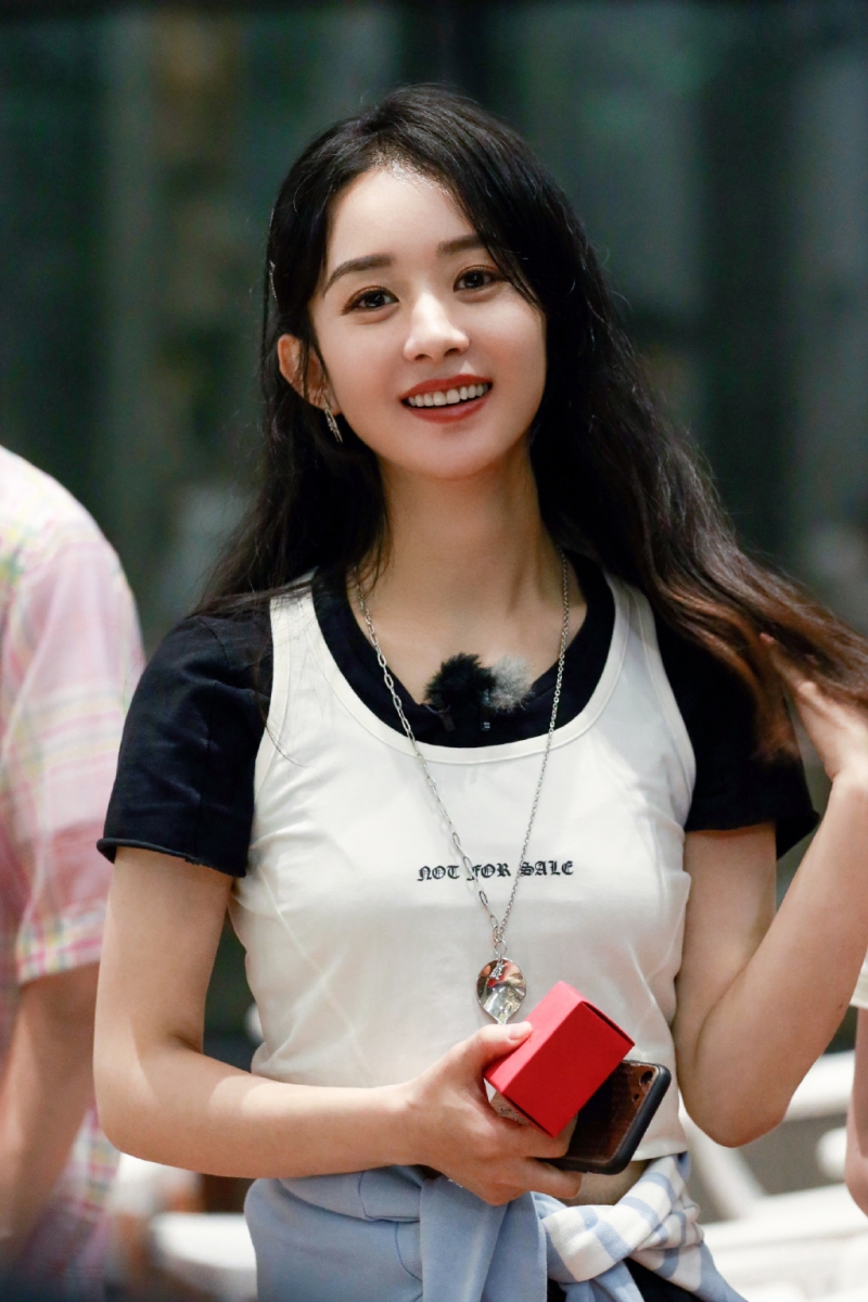 Tips 6 :清洁和卸妆一定不能马虎    清洁和卸妆也是颖宝很注重的每日护肤程序;选择温和型、适合自己肤质的洗面产品,偶尔用洗脸机辅助进行深层清洁,将会堵塞毛孔引发痘痘危肌的残妆、脏污统统从脸上赶走~