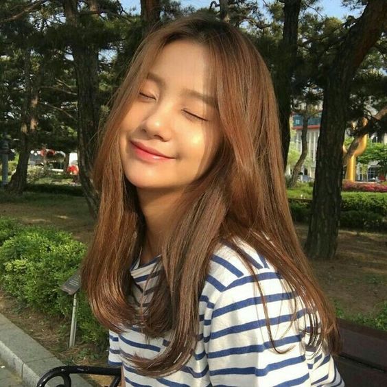 第一步骤中肌肤吸收了化妆水保湿打底后，已经进入Ready好提高吸收渗透力的状态；这时选择一款好吸收且滋养力MAX的精华，搭配轻柔按摩导入促进吸收，皮肤瞬间有感变得更弹润还会焕发女神光！