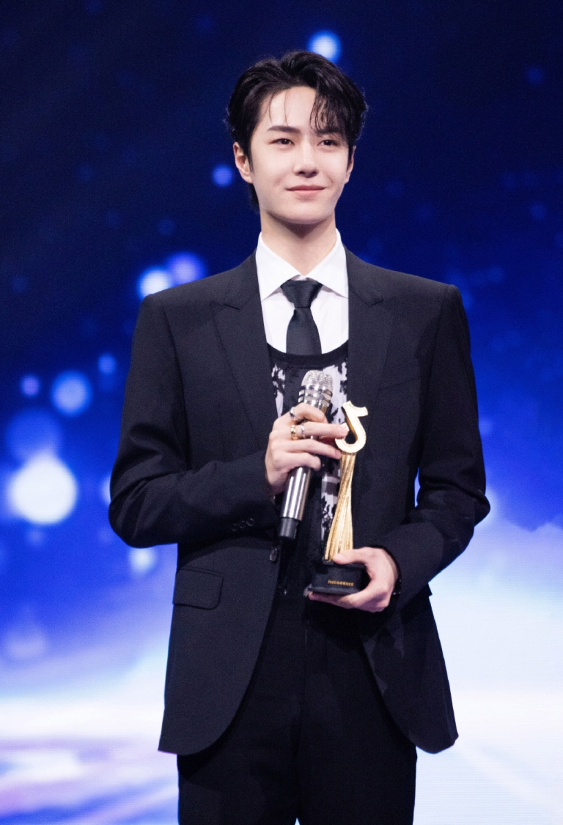 抖音星动之夜 抖音年度全能艺人:王一博