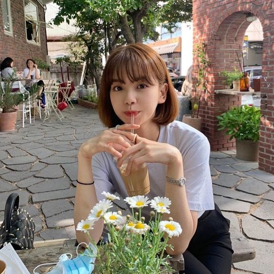 【选择 D】帮助别人后对方将神灯送给你当回礼 选择D选项的你现实生活中有着颇佳的人脉关系经营能力~「帮助别人后对方以神灯回赠」,意味着你很重视日常中人与人之间的交际,相信人脉关系会对自己的未来发展有很大帮助。 因此你的未来致富秘诀,很大可能与你的交际人脉圈子相关;不幸面临困境时,也很可能因为平日积攒的好人缘、活用人脉关系而逢凶化吉。这边还是需要提醒你,人脉关系固然重要但也要记得巩固自身实力,不要全然依靠别人来帮助自己。储蓄方面,可以活用人脉关系向专业人士取经学习投资理财,另外在人脉圈子中的消费比如请客买单、应酬消费,也要克制一下哦!