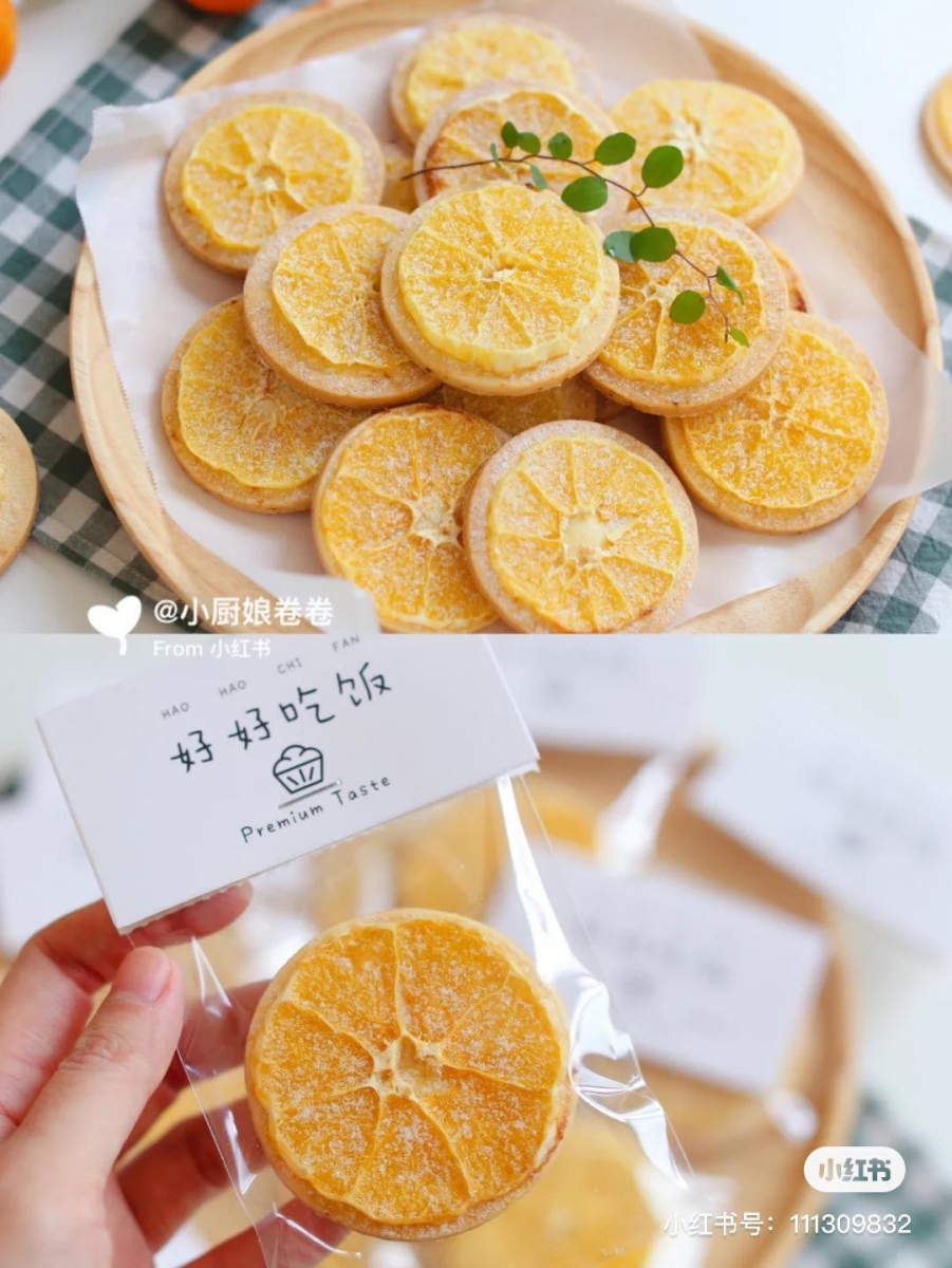 香橙曲奇 黄油80g、糖粉30g、鸡蛋液18g、低筋面粉140g、香橙子一大颗。 1、黄油提前软化,手指可轻松压下去的状态就算OK喽~加入糖粉用刮刀按压均匀,然后用打蛋器搅拌均匀。