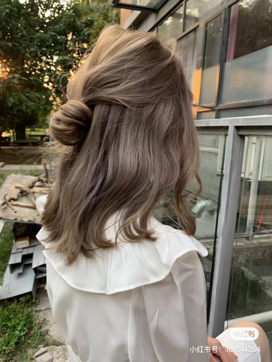 染发后需注意事项： （一）用不超过40度的水进行第一遍冲洗；记得不要直接用洗发水，以免毛鳞片还未完全闭合前就冲掉了染剂导致效果不够上色～ （二）染发产品中一般会有附润发乳，用它来进行润发一面使用他牌成分冲突导致不持色。 （三）48小时后用不超过40度水温洗头，尽量选择染后护色洗发水，让发色更加持久延缓褪色