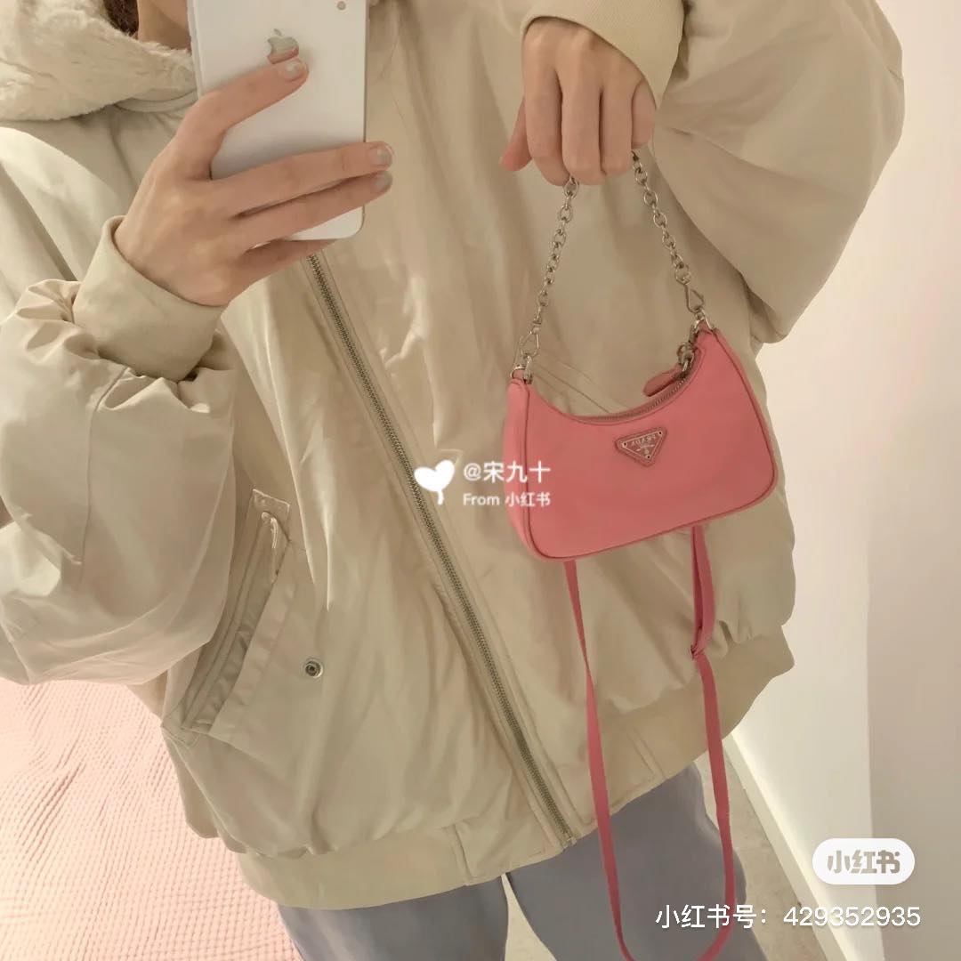 PRADA HOBO Mini包包 比麻将包还要迷你的包包也是可爱感MAX！超火的PRADA HOBO腋下包/斜挎包系列去年就推出过mini size HOBO包包，雾霾蓝和粉色款都美到不行吖～