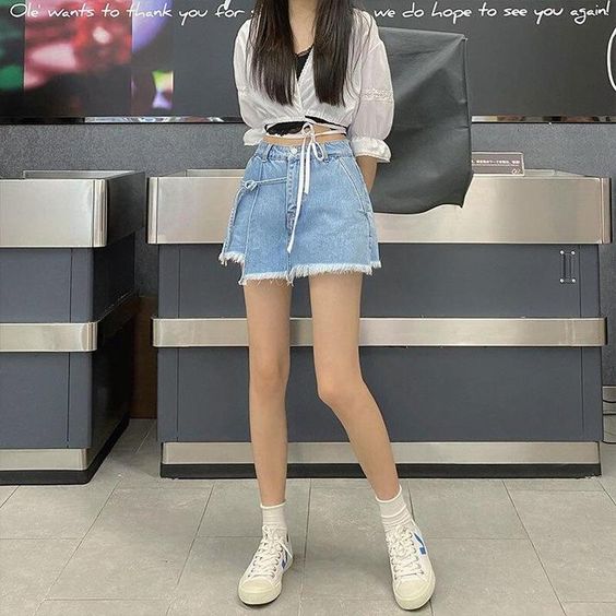 艺考生们就和男女团练习生们一样,面试或应考前夕除了在艺表演上刻苦锻炼,也会务求个人型态能展现最佳状态~近期艺考生 @ 玫瑰花开 在小红书上不吝啬分享了舞蹈老师给她专门定制的「瘦腿秘籍」,并整理出其中最快速、最有效帮助她从肉肉腿瘦出女团腿的方法,收获破30万点赞+收藏!想瘦腿的女生一定要把这波干货GET起来啊~