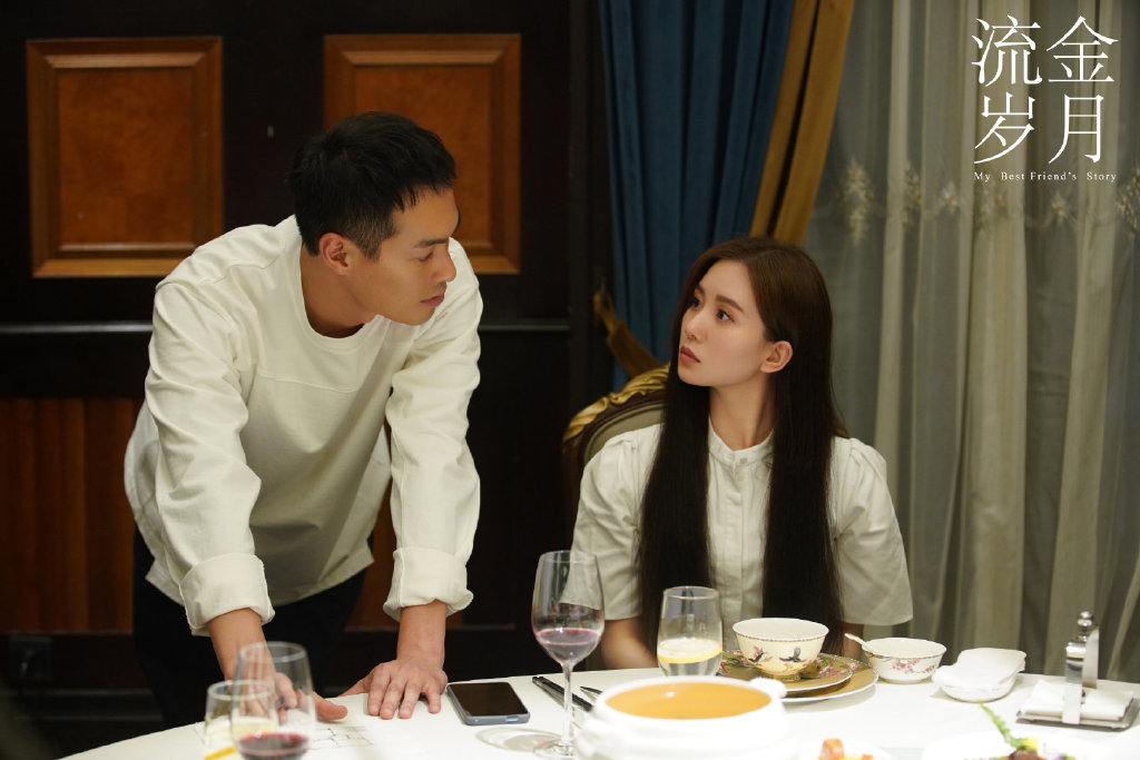 两大女神刘诗诗和倪妮的合作是在太养眼!日前刚播完结局篇的《流金岁月》改编自亦舒同名小说,讲述背景不同的闺蜜蒋南孙与朱锁锁在成长露禅一路扶持、一起在岁月浮沉中依偎前行,在生活起落、时光辗转间不离不弃相互治愈,蜕变成更好的自己。 该剧中也和《三十而已》一样,有不少人生语录非常值得细品比如: #「生活给我蜜糖我就安享蜜糖,生活给我考验我就披甲上阵」; #「每个人都不一样,你经历的我没有经历过,我经历的你也没有经历过,所以谁也不要小看谁」; #「我们要有后路,才不会无路可退」