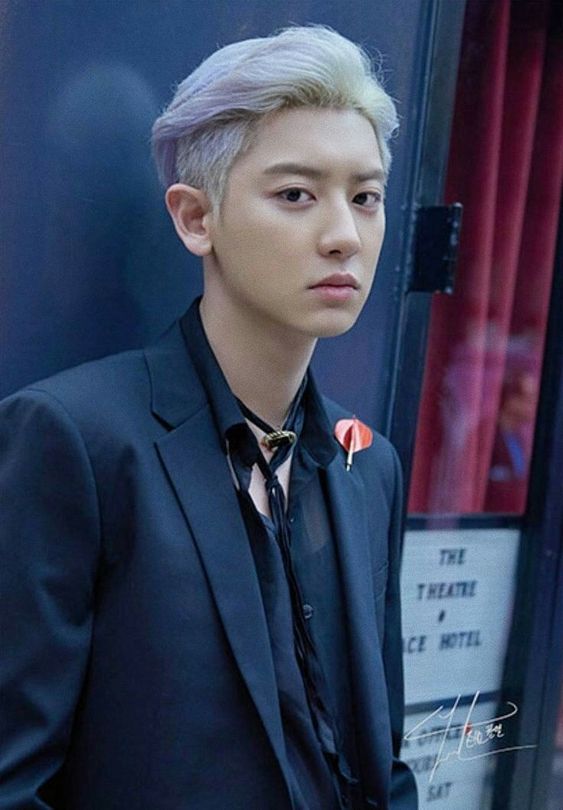 全球最帅男艺人TOP 19:朴灿烈 EXO组合出道之际一众成员一字排开真的超级赏心悦目(笑)而朴灿烈正是其中公认的「颜值担当」之一~一双圆滚滚大眼睛在各种饭拍、高清抓拍下也都忽闪忽闪的,获赞双眸像是装进了星辰大海一样,让人忍不住多看几眼!