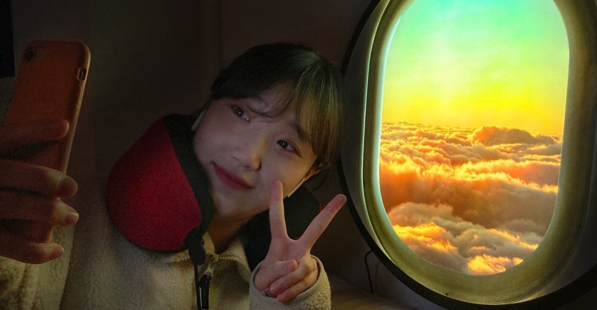 编儿同场加映：韩国创意推出「假装自己在出国」飞机窗LED灯 说到「假装自己在出国」的创意Idea，就不得不提韩国近期爆夯的这款飞机窗LED灯，内置还有好几种很逼真、不同飞机窗位的风景可选 ? 找好角度拍照的话乍看仿真度非常高！