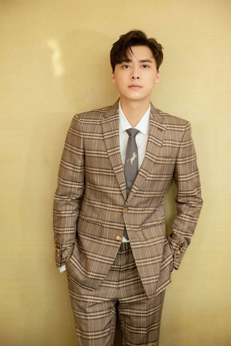 抖音星动之夜年度温暖之星:李易峰