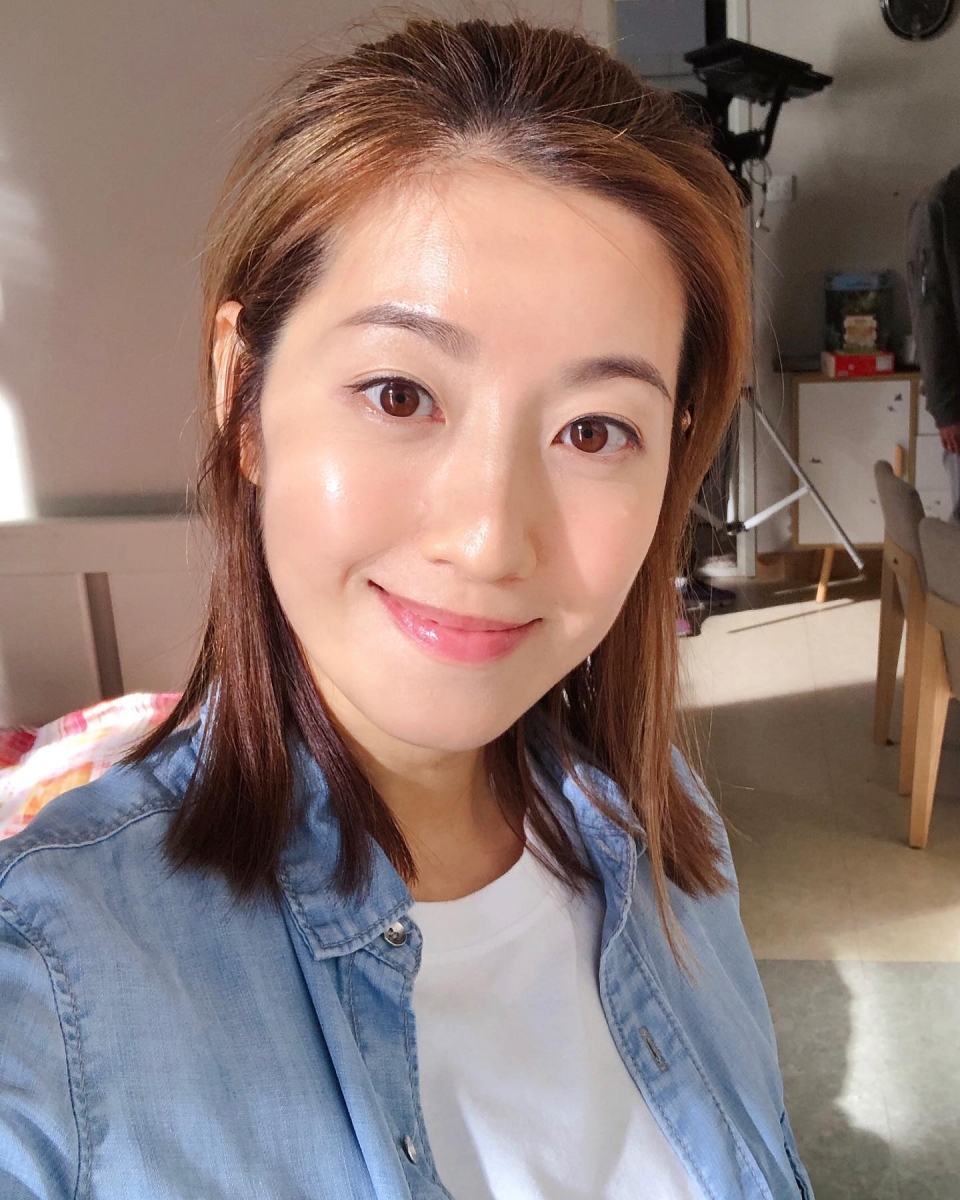 Yoyo陈自瑶冻龄Tips 4 :卸妆手法要轻柔 卸妆手法太粗鲁、化妆棉质地太粗糙,都很容易拉扯到皮肤导致细纹增生!因此Yoyo建议卸妆时选择质地柔软的卸妆棉,使用感更亲肤。眼周肌肤脆弱易长纹,所以卸妆时千万不要用力擦拭;先将化妆棉抵在眼睛下方,用棉花棒沾取洗卸力好的眼唇卸妆液,这样一来不用大力揉搓也能把防汗防水的眼线和睫毛膏卸干净。