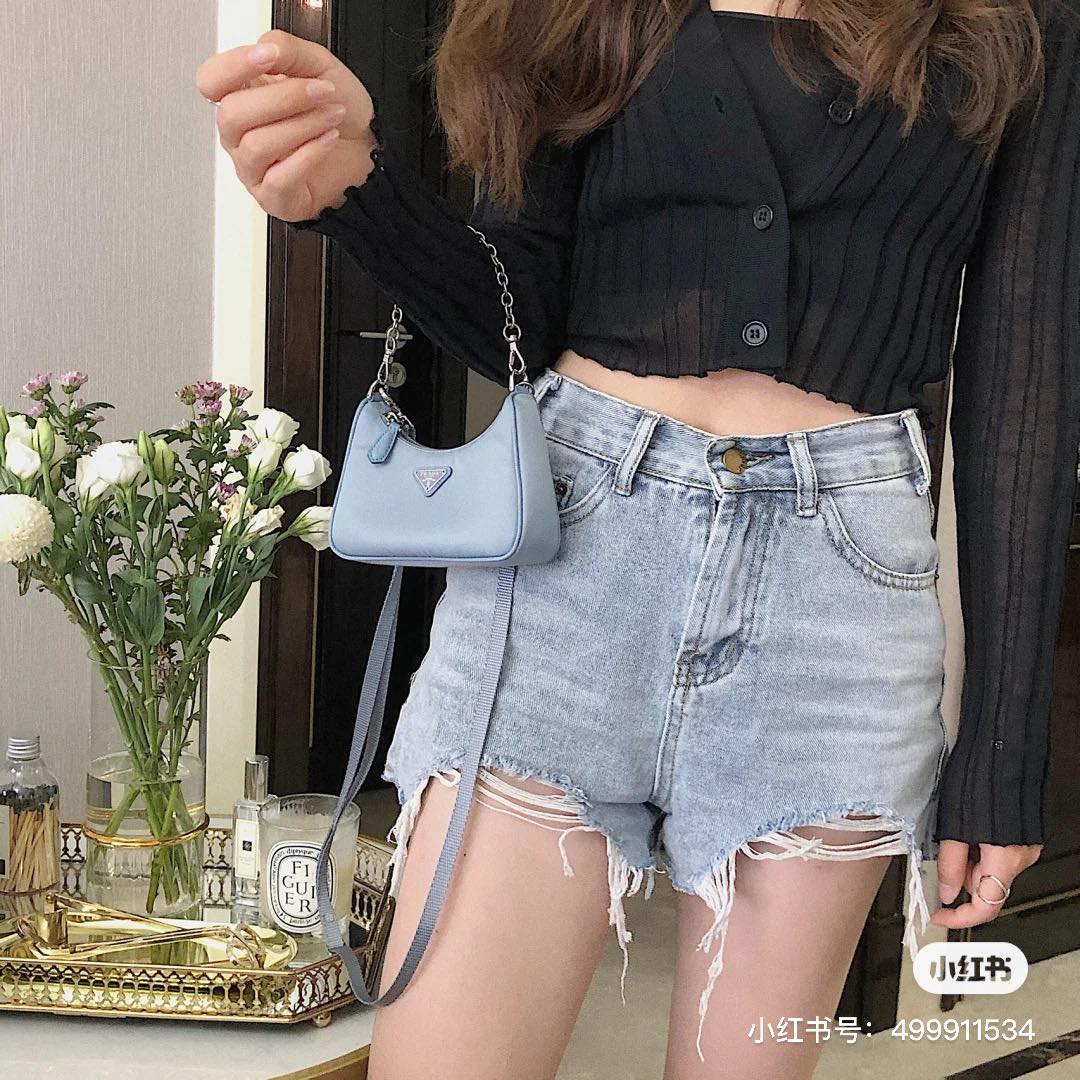 PRADA HOBO Mini包包 比麻将包还要迷你的包包也是可爱感MAX！超火的PRADA HOBO腋下包/斜挎包系列去年就推出过mini size HOBO包包，雾霾蓝和粉色款都美到不行吖～