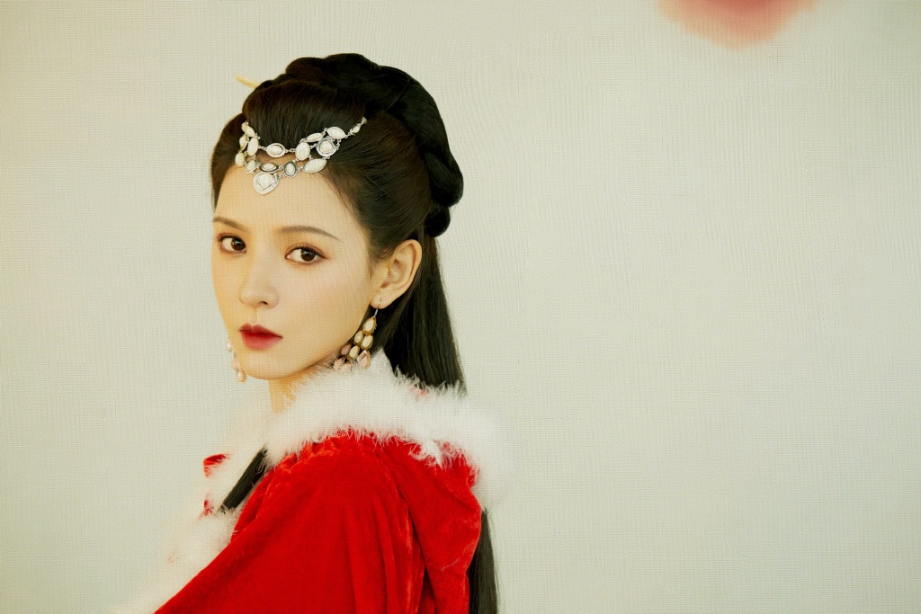 去年韫色过浓、琉璃播出后人气暴涨的高颜值女演员张予曦，来临还有两部与新晋男神成毅合作的梦醒长安、南风知我意未播先火，有望成为新一代霸屏女神！ ♡ 日前张予曦COS王昭君的清丽绝伦造型美出新高度，让网民大感惊艳！?