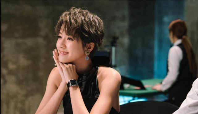 说到今年表现最出色的TVB亲生女,名单内肯定要有蔡思贝!《踩过界II》、《机场特警》、《使徒行者3》中都有超圈粉发挥,是公认一众小花女艺员中可塑性很高的一位~