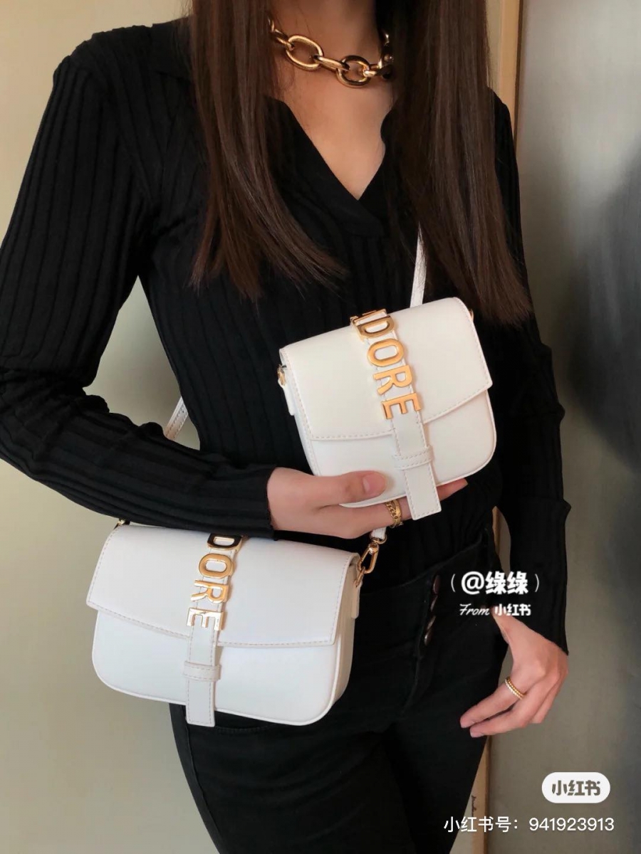 CHARLES & KEITH 2021情人节系列mini款斜挎包 CK11-80781442 最近一推出即在小红书上爆火的小CK情人节系列包款～虽然官方说是亲子包儿童款，但成年人当迷你包包背也非常合适！目前还未在马来西亚官方网站上架，大家不妨耐心等等～