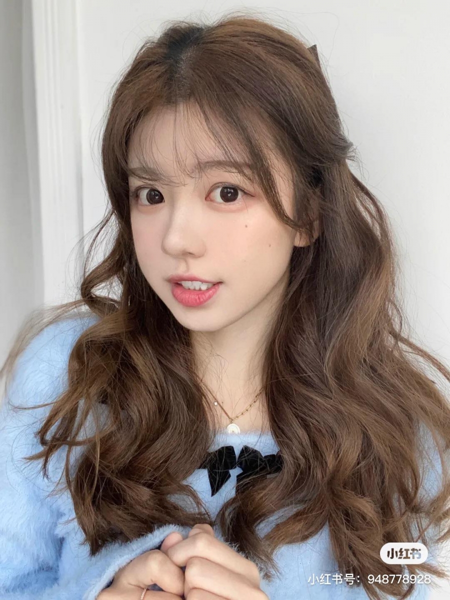 美编同场加映：在家自己染发不能随便一抹就完事～染前染后和染发时都有一些需注意事项以及必学步骤，做对不仅能够避免伤害发质和头皮，也能让发色持久力和上色度更好哦～ 染发前需注意事项： （一）在家染发前1-3天不洗头，头皮分泌的油脂能保护头皮减少刺激。 （二）再正式染发前1-2天，先取少量染发膏涂抹在耳后局部做皮肤过敏测试；特别是肌肤比较敏感的女生不要忽略这一步哦！ （三）发际线、颈部和耳朵位置可以涂抹凡士林，不小心沾染到染发剂比较容易洗净。