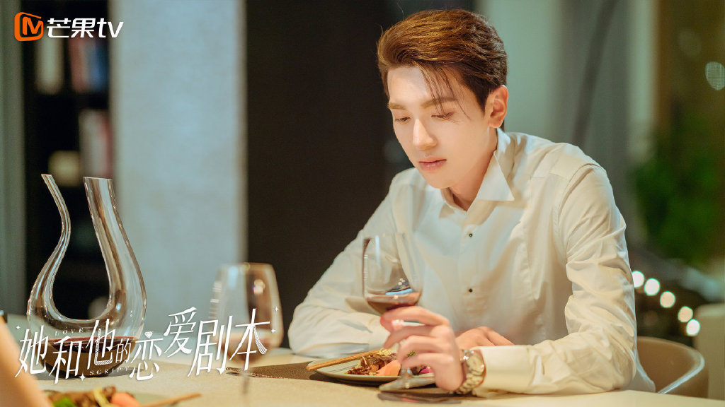 《她和他的恋爱剧本》| 庄达菲、完颜洛绒 又名「我的妄想症男友」的这部《她和他的恋爱剧本》,由新人演员庄达菲和完颜洛绒领衔主演,虽然是小成本制作但整体剧作呈现质感很不错,巧妙将古代现代情节穿插相融的故事主线也很新颖,是本季阿编私心推荐必追的一部! 故事讲述男主角朱宣文遭遇车祸意外,醒来有了妄想症一直觉得自己是大明朝建文帝!原本是高智商、高颜值、高资产的他此后在郊外私建了「皇宫」,不再理会自家上市公司的经营。实习女心理医生罗开怀为了赚钱无奈接下给朱宣文治病的任务;刚开始「皇上」拼命想赶走罗开怀,后者费尽心力融入他的妄想世界见招拆招;令朱宣文怎么也想不到的是,他设下的层层陷阱,最后套牢的竟是自己的心…