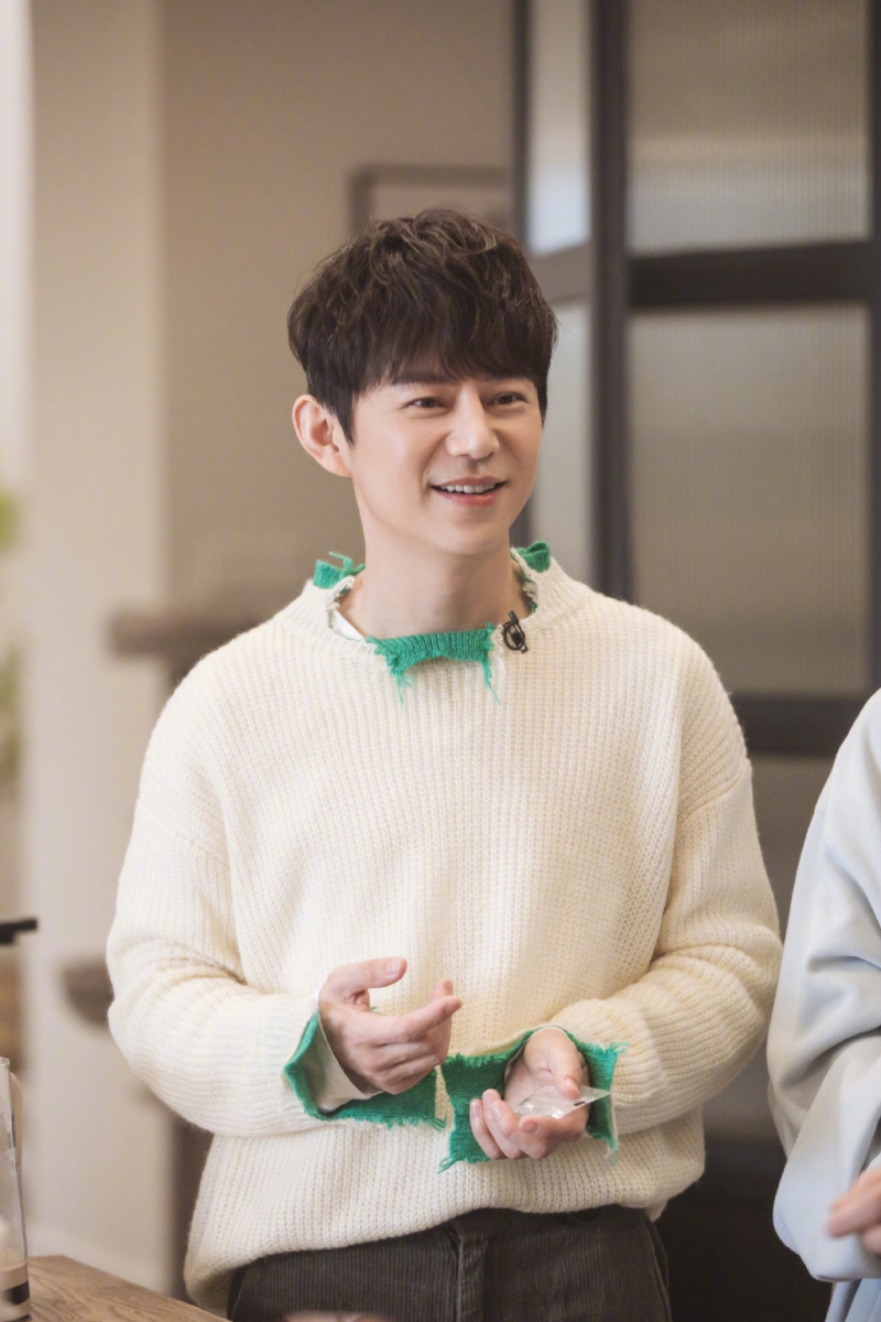 何炅：「如果不善于开拓新话题，在既有话题上要学会加入。」 作为职场新人的你，如果个性较为含蓄、不擅在社交环境下开拓话题，也要记得不要过分安静免得成为办公室小透明；要学习适当融入、在大家的既有话题上学会加入。