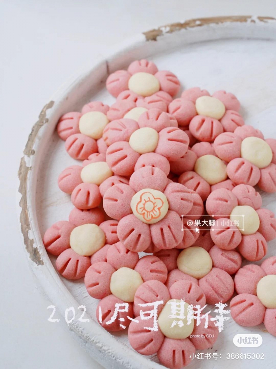 送你一朵小红花曲奇饼干 黄油100g、糖粉50g、盐2g、低筋面粉160g、鸡蛋液35g、红丝绒Red velvet液5g。 1、黄油切成小块提前软化,手指可轻松压下去的状态就算OK~放入糖粉搅拌均匀打发至蓬松变白。