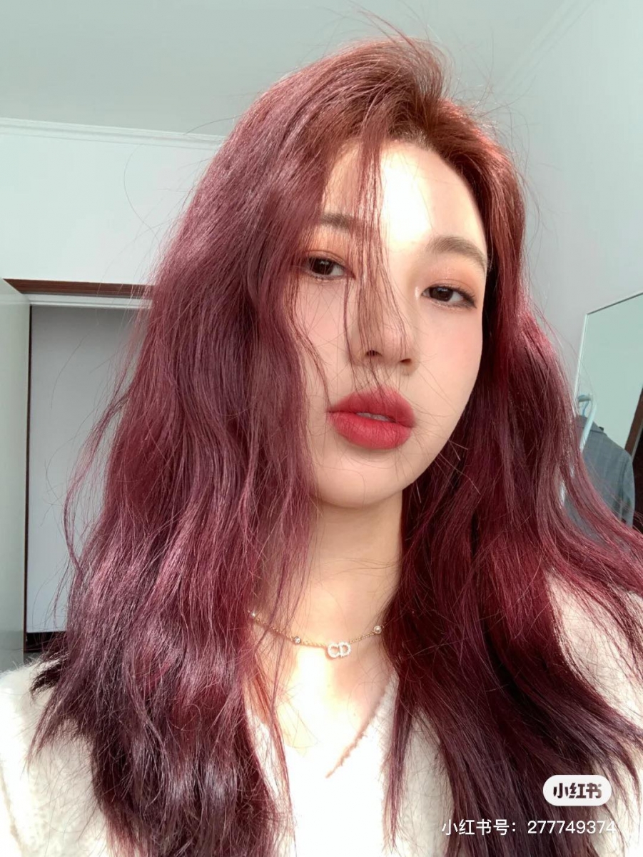 推荐色 ：#7P Sahara Rose （RM28.88）>> 【点击查看购买详情】 复古红发色绝对是本年度超夯女团发色之一～没有漂过的头发用这款复古玫瑰红色泡泡染，也能染出颇为明显的红色调；如果原发色偏棕黄或偏浅，红色调更突出。