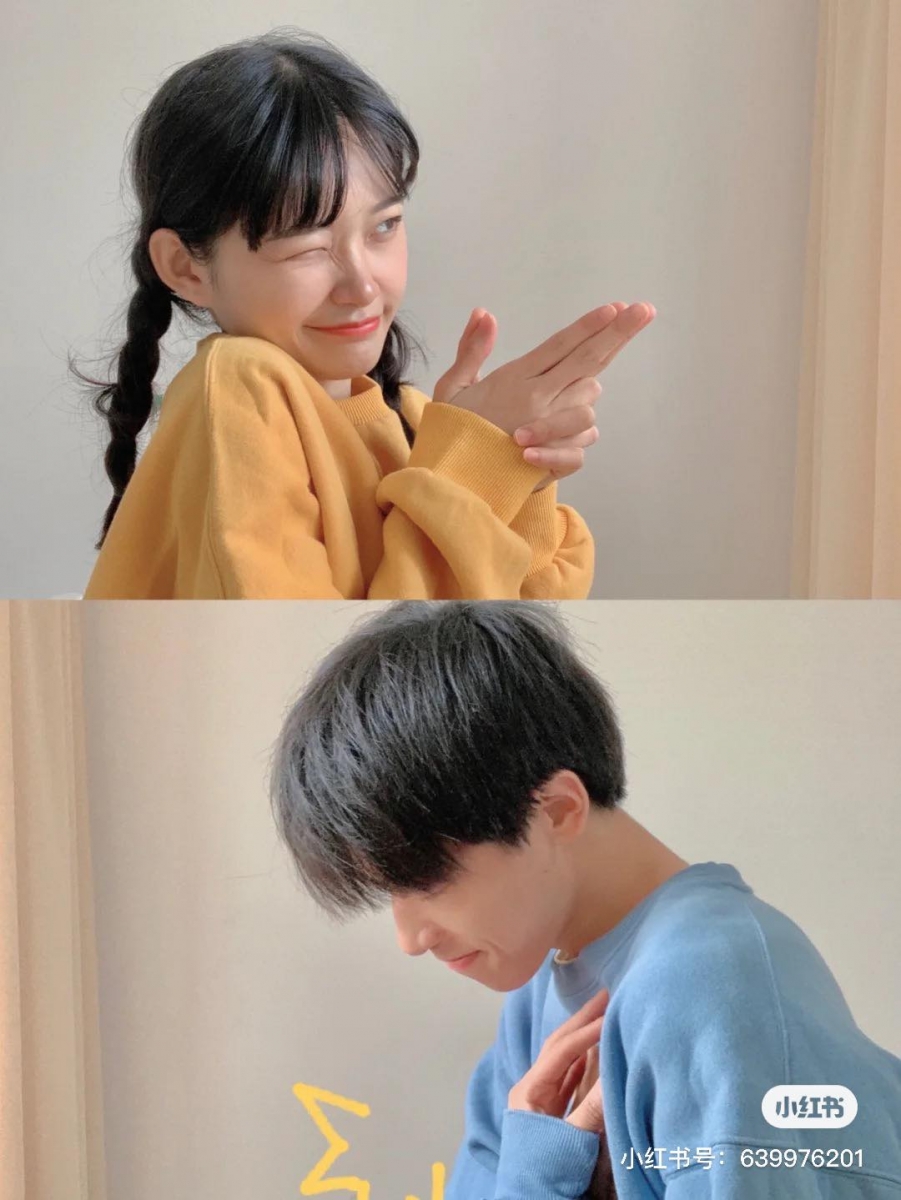 【BIU BIU情侣照拍法】 女生拍一张举手枪手势搭配「瞄准」小表情,男生则拍一张被击中心脏的样子;可以画上一些可爱小符号点缀。把图片上下或左右拼接起来发朋友圈或IG可爱破表!各自设置为情侣头像也很不错哦~
