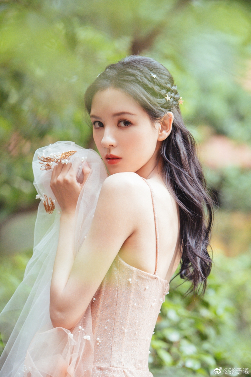 在小红书上颇为活跃的她经常教给粉丝们许多私心推荐好物、女明星变美变瘦秘诀～今天带大家一起来看看张予曦的零成本不花钱瘦脸操，以及超有效徒手缩鼻翼拯救塌鼻梁、大鼻头按摩法，想要养成同款精致脸蛋和小翘鼻的Girls，一定要笔记练起来哟：