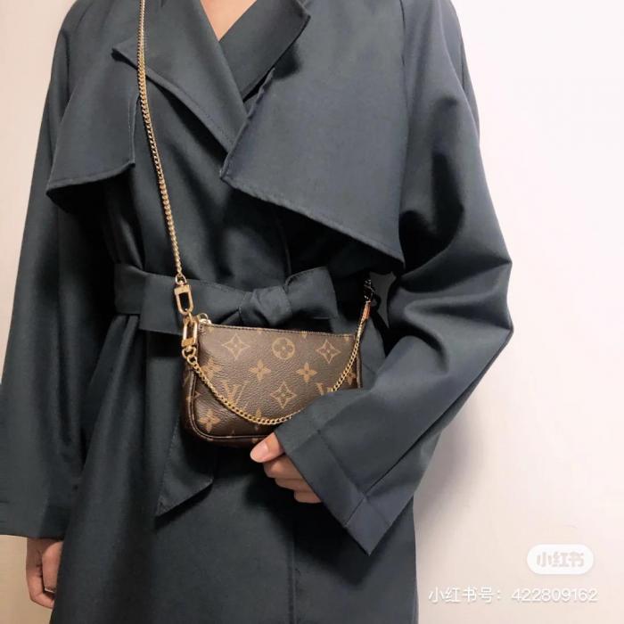 # LV Mini Pochette Accessories 迷你麻将包 这款mini包包也是公认的小资女可负担款式～Monogram经典老花款必收！