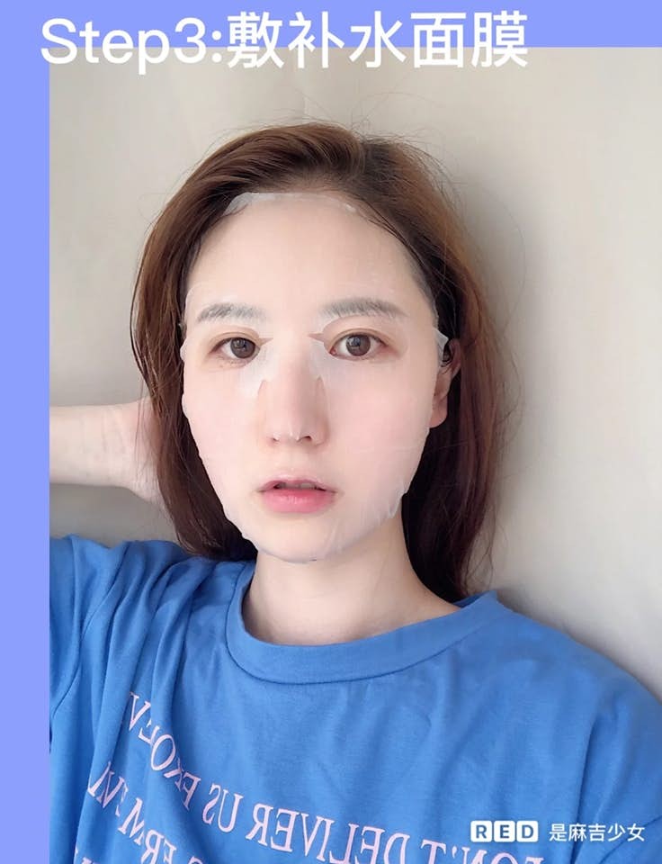 3、热敷完后这是肌肤毛孔处于敞开状态,特别有利于消灭原本深藏在里面的黑头粉刺和脏污油脂。这边可以选择使用泥面膜或荷荷巴油洁净毛孔,干净溜溜的毛孔吸收力更好!而后建议可以敷片保湿面膜,或选择具有紧致毛孔效用的化妆水进行湿敷,敷完会明显感觉皮肤变得水嫩细滑哟~