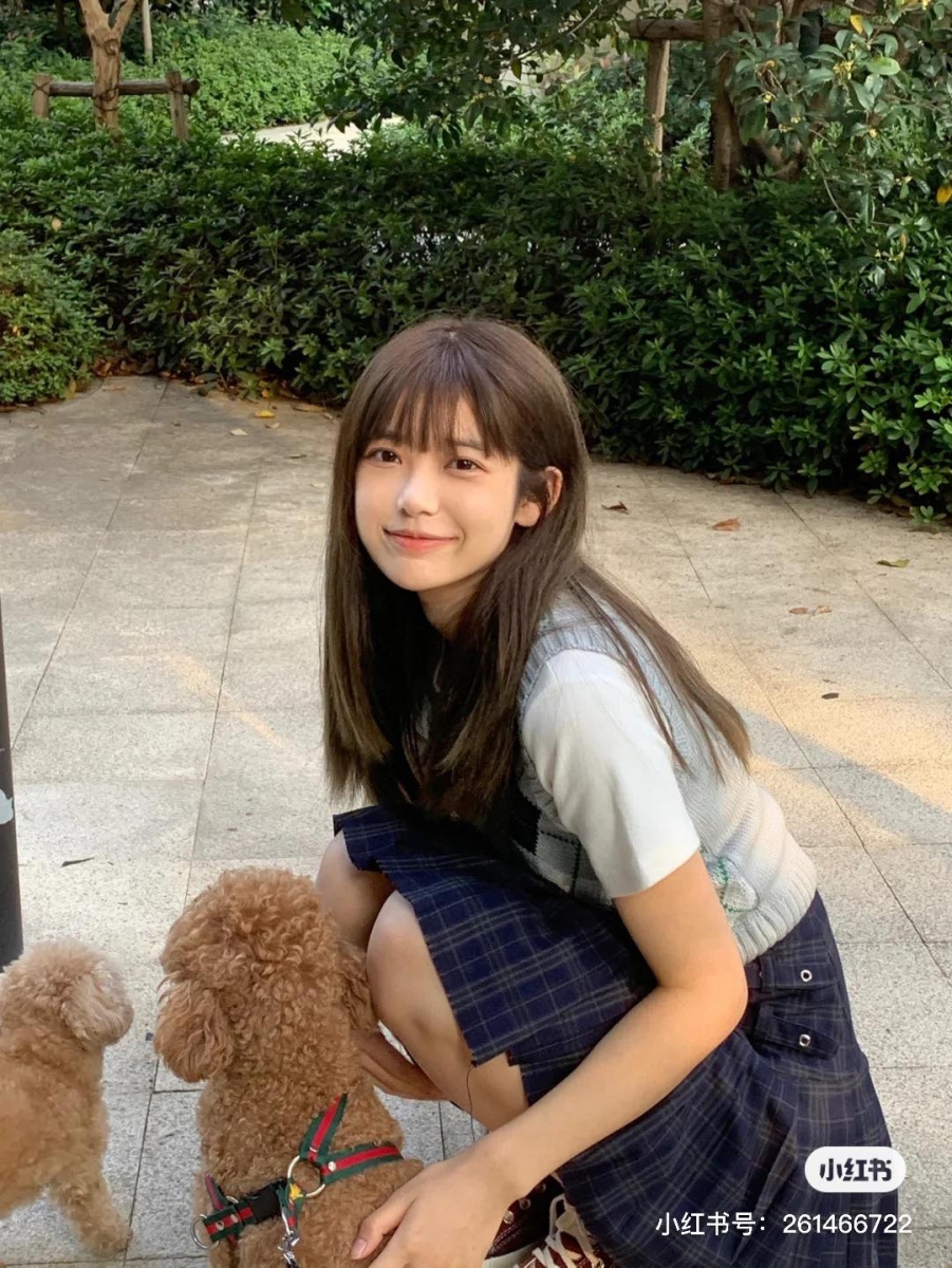 推荐色 ：Soft Brown雾霾棕 (RM29.90) >> 【点击查看购买详情】 室内灯光下效果偏黑茶色，室外自然光下带点棕绿调，清冷中带点甜美感。