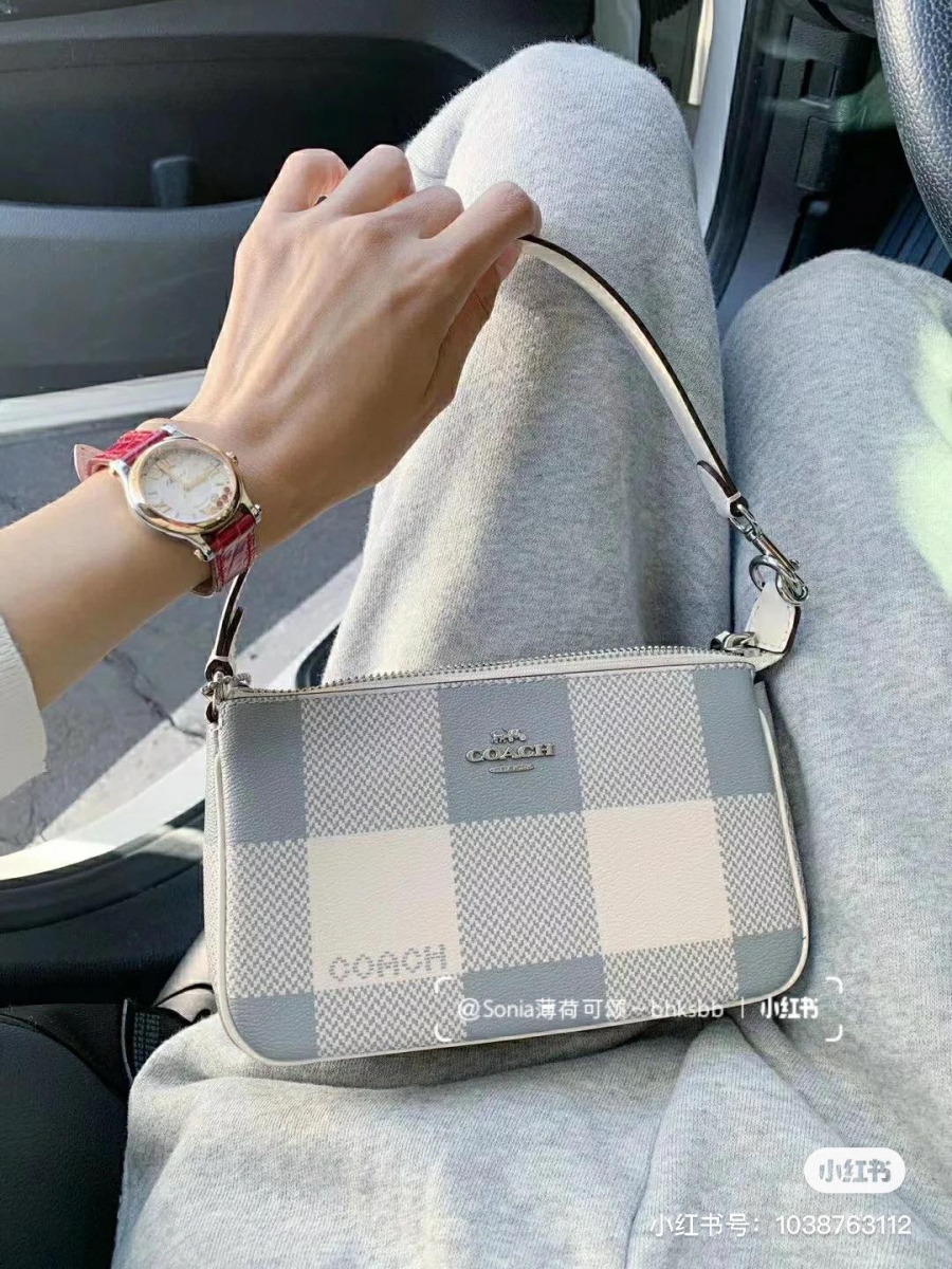 COACH 蓝色格纹麻将包 去年底在各大社交媒体平台爆火的奶油宝宝蓝白格COACH麻将包，相信很多女生都和编儿一样被烧到体无完肤 （笑～）简约格纹包设计搭配清新配色，尺寸小巧好搭配，而且售价才RM300+难怪一推出就售罄啊！