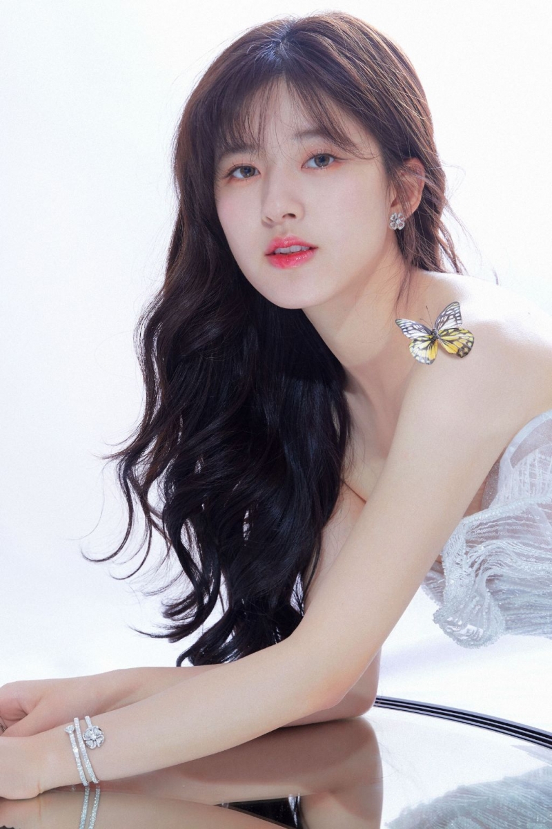 年度闪耀艺人:赵露思 霸屏女神赵露思是公认的2020霸屏女神,交出的作品无论收视率或其个人演技表现都非常棒!闪耀表现也奠定了她在一众95后小花中的地位,期待今年能看到更多肉丝的好作品呀~