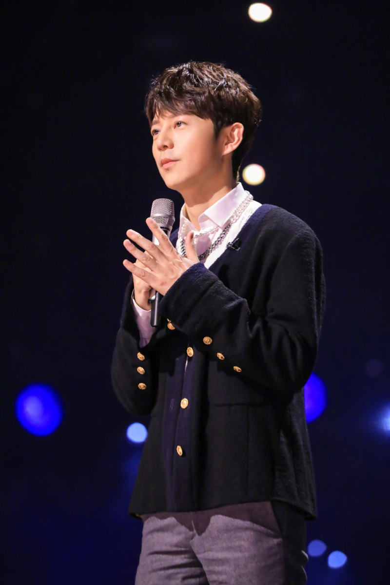 何炅：「你在最高峰的时候，下面一定是下坡路。你一定要有办法要么拽住自己，让自己下滑速度慢一点；要么就要做好准备积蓄东西，在滑下去之后有办法再弹回来。人生就是战斗、每时每刻；不管是坐冷板凳的人还是一直在顶峰的人，都是在战斗...停不下来的。」 已尝到胜利的果实的你，务必认清自己不会永远停留在顶峰；倘若你失败了，也一定要相信自己不会永远停留在谷底。继续努力战斗吧！继续抱有积极学习态度积累知识财富，在失败了也能整理好自己继续蓄势待发负重前行，继续往更好的自己迈进～