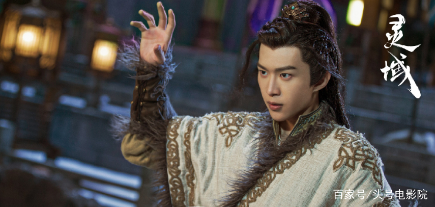 《灵域》| 范丞丞、程潇 《灵域》由新晋男女神范丞丞、程潇领衔主演、改编自同名玄幻小说;剧中范丞丞饰演的秦烈与其少年感和耿直BOY气质很相符,剧中特效场景也制作的很不错,俊男美女加上奇幻特效场景相信很符合年轻观众们的口味~ 剧情讲述因古失忆的少年秦烈,在历经种种艰辛后,连同青梅竹马凌语诗等一种热血青年们一起在寻找身世真相和追求更强拉力量的路上灵域逐渐成长、遇见许多良师挚友,开启人生新征程共同守护灵域大陆。