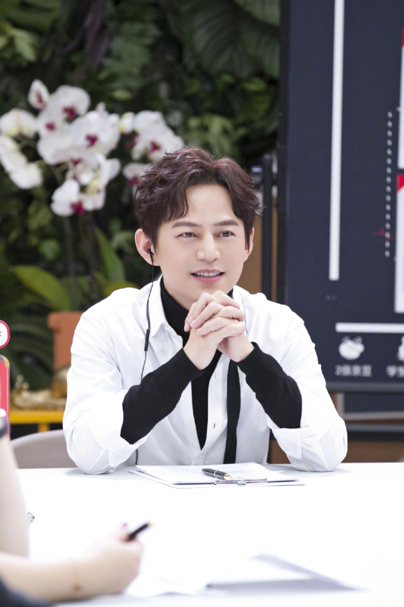 那些学校没有教你的打工人智慧，仅献给准备踏入职场、刚入职场或在职场中努力打拼的你～今天编儿给大家整理了12段何炅何老师曾在节目和访问中说过的「职场智慧语录」，希望迷茫的你能从这些忠告中找到解答或心灵能量，无论是职场菜鸟或老鸟都值得一读！♡