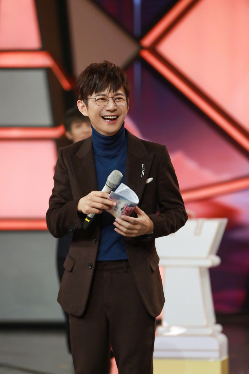 何炅：「没有更稳的选择、没有所谓的安全牌。我觉得要选一个「合适牌」，就是我们不能为了要挑战难度，去做一个我根本拿不下来的东西；要选择在能力努力范围内有挑战性的。例如：我再努力也唱不到周深的水平，我不可能在这件事情上那么挑战自己，那个就不叫冒险了，那直接是错误的选择。」 在人生中、职场中做选择时，你会考虑「打安全牌」还是「尝试冒险牌」呢？在何老师看来，两者都不是最佳选择。选择自己合适的、能力范围所及的，才是最应该考量的基础。