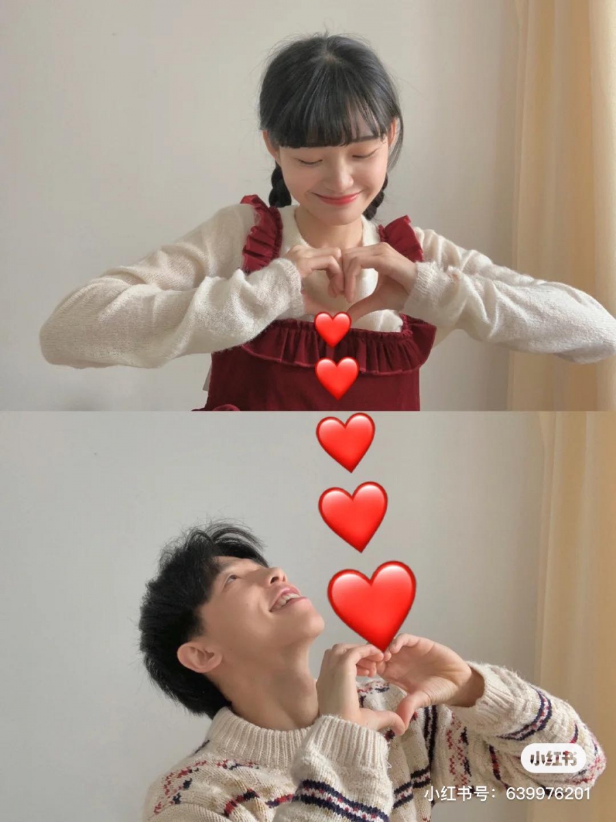 【农历新年必备情侣拍照法】 用APP贴上各类贴纸,将各别拍好的照片拼贴起来就像真的在甜蜜搞怪互动呢!