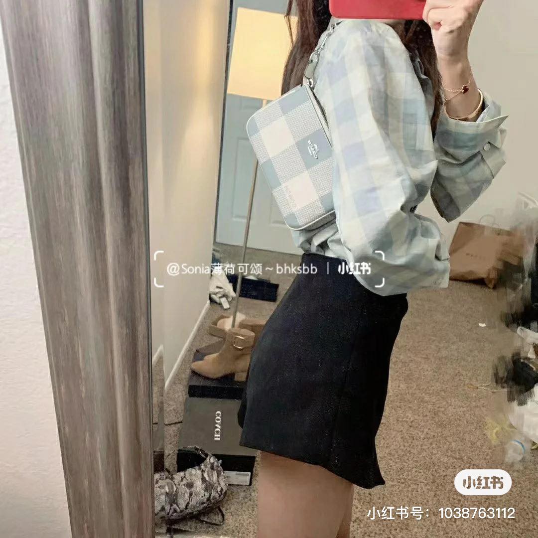 COACH 蓝色格纹麻将包 去年底在各大社交媒体平台爆火的奶油宝宝蓝白格COACH麻将包，相信很多女生都和编儿一样被烧到体无完肤 （笑～）简约格纹包设计搭配清新配色，尺寸小巧好搭配，而且售价才RM300+难怪一推出就售罄啊！