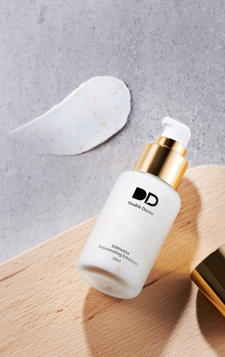 ✨ Double Doctor 雪绒花保湿水凝乳 DD雪绒花系列保养的最后，推荐大家用这款以神奇清透水凝科技打造的「雪绒花保湿水凝乳」收尾，好好锁水才能避免滋养流失、白费掉前面的保养功夫。 水凝乳和一般市面上厚重的Cream状保湿霜或乳液质地不太一样。它在上脸抹开的瞬间会化成清透好吸收、好推匀的水分，细致分子有效渗透到肌肤里达到外锁水、内补水效果，实现瞬效注水增加肌肤水润饱满度；还能帮助矫正肌肤的水油平衡，真正保养出水嫩Q弹美肌