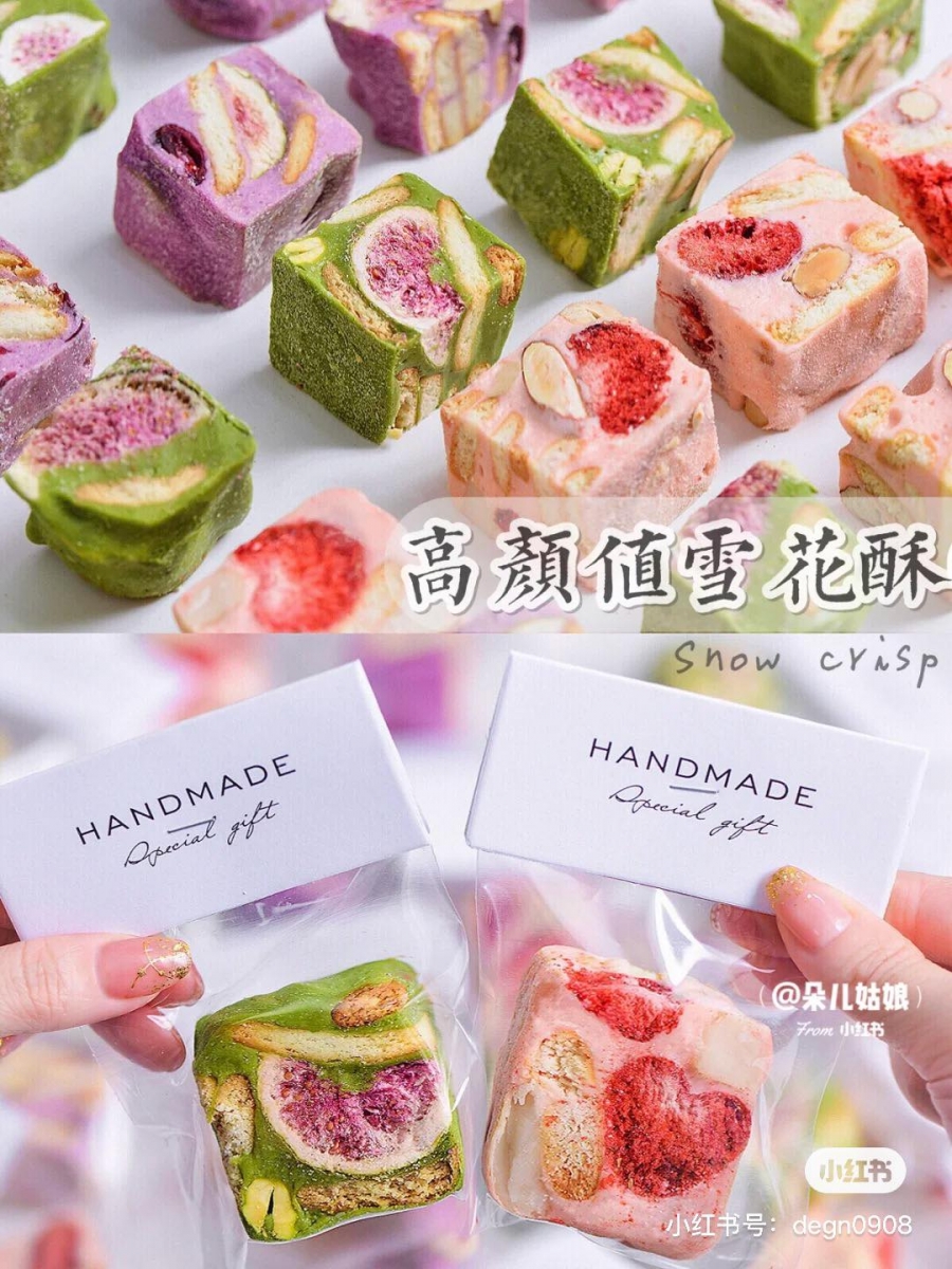 # 三色网红雪花酥 材料:棉花糖90g、黄油20g、奶粉20g、坚果40g、咸饼70g、草莓干/无花果干/蔓越莓干 15g、草莓粉/抹茶粉/紫薯粉 5g。