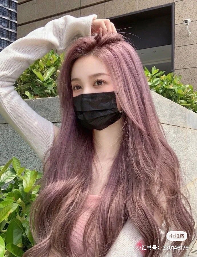 仙气香芋紫调：显白减龄的一款紫灰色系发色，室内色系偏灰紫、室外粉色调和雾感更明显。想要试试显眼感发色、新一年来点非一般风格的女生值得尝试～
