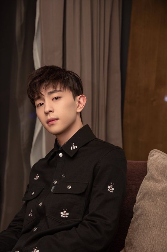 全球最帅男艺人TOP 20 :邓伦 邓伦在《香蜜沉沉烬如霜》播出后连韩国女生都沦陷于他的颜值和魅力之中,一双清澈勾人的丹凤眼最具辨识度,被韩妞们大赞是「绝美长相、想从古代名画里走出来的翩翩公子」。