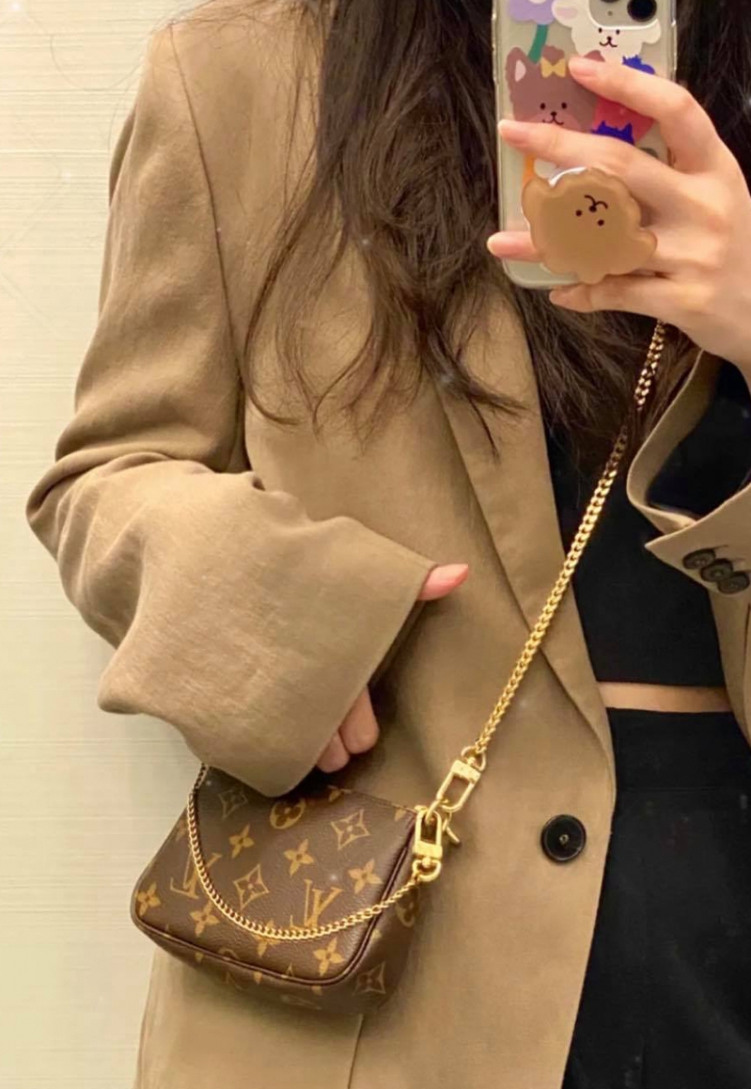# LV Mini Pochette Accessories 迷你麻将包 这款mini包包也是公认的小资女可负担款式～Monogram经典老花款必收！
