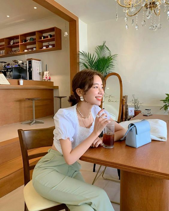 【选择 C】从古董市场相中神灯把它买回家 选择C-从古董市场把神灯买回家的你,在被神灯(致富)眷顾变成亿万富翁之前,以对应的能力和付出(看中并付钱买下神灯)去获取它,这象征着“不劳而获”这件事对你而言不太可信。 这边可以看出「自己掏钱收获致富秘诀」的你是个脚踏实地实打实干类型,不会一味地依赖别人帮助自己发达。未来你会有白手起家开创一番事业的可能性,透过双手和自身努力收获成功。给你的存钱理财建议是,可以透过分账理财法把每个月的收入分位几份(例如:日常消费50%、必须储蓄30%、应急备用金20%),规划好每份所占比例并自律地完成储蓄目标;状况允许的话,也可以在其中增加一份「投资 / 创业资金」,节流的同时不忘开源。