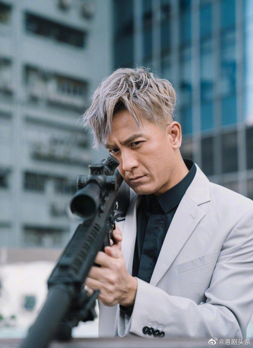 马国明作为TVB亲生仔————,而且今年在大火剧集《使徒行者3》中挑战奸角表现突出,赢面颇大。同剧男主角林峯自然也是大热门人选之一;「爆seed」一角真的演得很出色,奈何网民预测签约星梦的他顶多只算半个亲生仔,根据往年TVB颁奖人选看来得奖几率稍微减低。