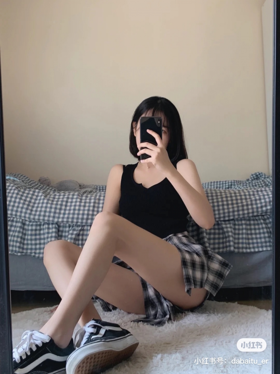 宅家期间绝对是悄悄变漂亮的大好时机啊集美们!作为女明星和超模身材形态管理教练的美女私教Rosie,经常不吝啬在小红书上分享针对身体各部位的瘦身秘诀~不久前她推荐的3组简单运动被粉丝大赞有效,每天只占据短剧几分钟时间就能0成本瘦腿,懒美人们也能轻松练!