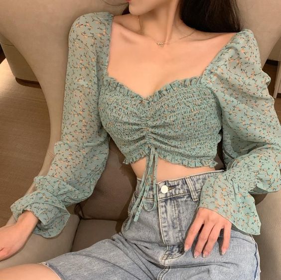 ✨姿势型颈纹:因长时间当低头族、有驼背习惯或睡姿不良导致。 长时间当低头族、驼背,会让颈部肌肤长期处于挤压出褶皱的状态,以至加深颈纹!建议矫正坐姿和站姿改善驼背问题;日常滑手机或用电脑一小段时间后要适当运动拉伸一下脖颈。 长期侧睡、俯睡都很容易挤压到颈部肌肤导致皮肤松弛、纹路加深;想要预防颈纹增生建议面朝天花板正躺仰着睡。