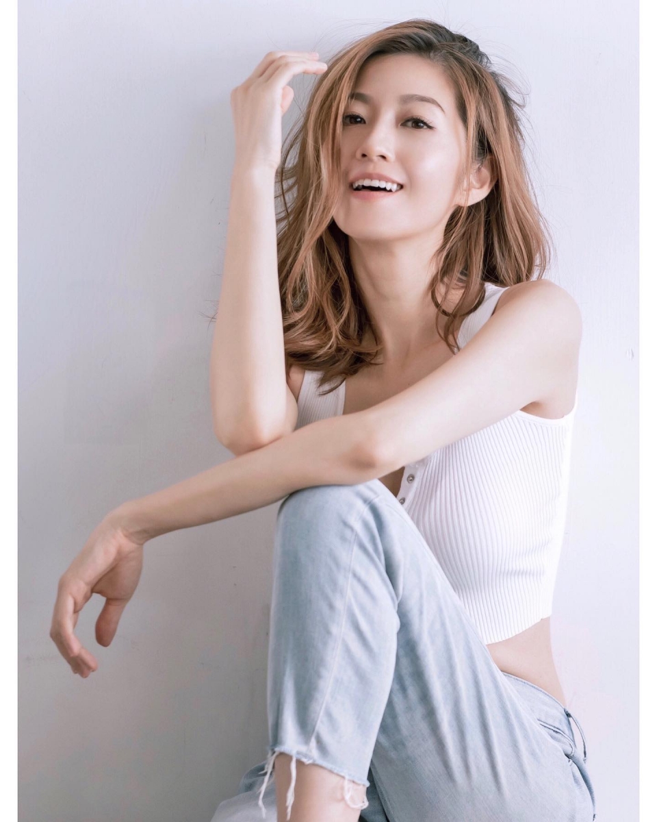 今年40岁的Yoyo外型冻龄少女感依旧,举手投足间都尽显自信美与气质,更不时在个人社交媒体平台上分享暖心语录与人生感悟,获网民大赞「真女神」!