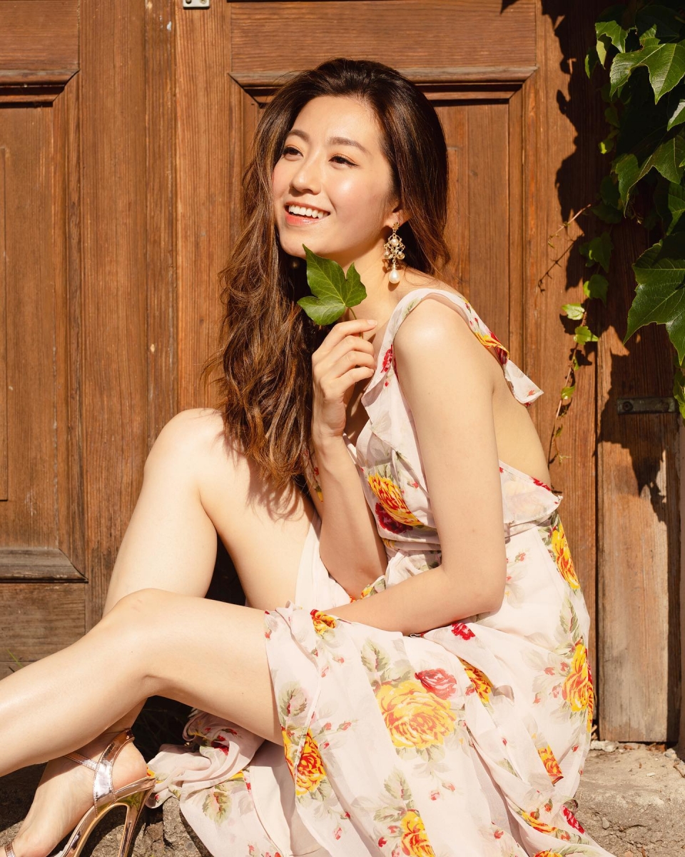 Yoyo陈自瑶冻龄Tips 3 :防晒功夫四季都要做足 她曾在节目中和观众分享自己的防晒秘诀是:用量不能省!挤出一个硬币(50仙)大小的分量,少量多次点涂全脸并确保涂抹均匀,脖子、下巴位置不能忽略。