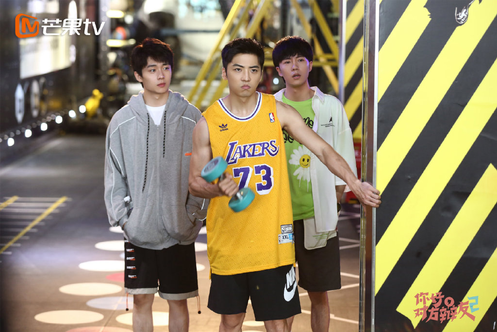 《你好对方辩友第二季》 第一季《你好对方辩友》收获7.8分超高评价!此番第二季故事正式来袭、刚开播几集便收获平均4-5颗星好评,值得入坑一追!剧情讲述曾经的辩论强校东财大与不相上下的北交大合并。来自东财大校的小鱼、南北、陶好、团子面临被取代的巨大危机,而取代他们的,正是团子表白失败的刘彦泽、小鱼从小的冤家对头殷楠! 不甘沦为替补的他们决定发起挑战,却遗憾失败告终;从“听天由命”到“励志翻身”的过程中他们收获成长,更感受到了辩论中的真正乐趣,友谊凝聚力更上一层。一众热血青年为参加梦想中的全国赛披荆斩棘,最终半决赛遇到校队死敌~面对学校压力,集体荣誉和自身梦想,他们要做出这一年来,最艰难的选择…