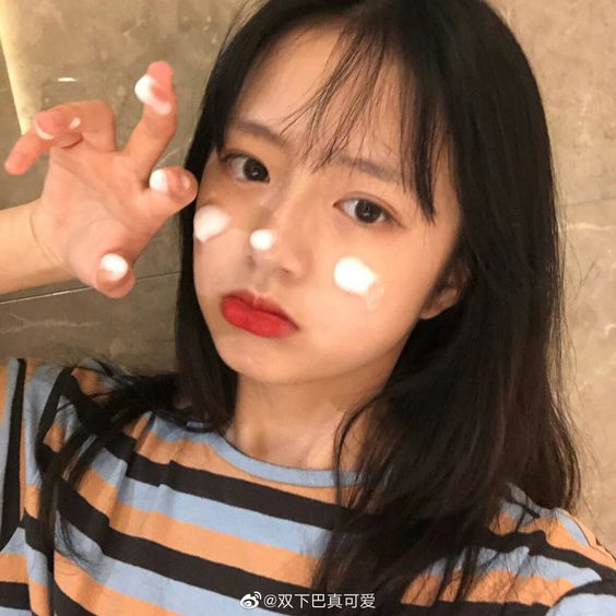 Tips 2:切记「不」要为了快速改善痘痘过度清洁皮肤!太常去角质和深层清洁不仅不会消灭痘痘,反而会削弱肌肤本身的保护屏障,导致皮肤状态更糟糕。