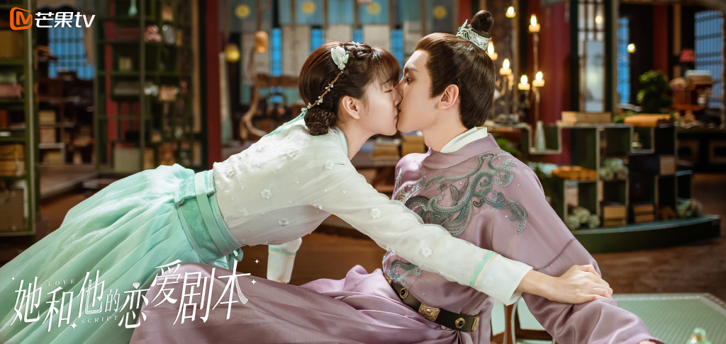 《她和他的恋爱剧本》| 庄达菲、完颜洛绒 又名「我的妄想症男友」的这部《她和他的恋爱剧本》,由新人演员庄达菲和完颜洛绒领衔主演,虽然是小成本制作但整体剧作呈现质感很不错,巧妙将古代现代情节穿插相融的故事主线也很新颖,是本季阿编私心推荐必追的一部! 故事讲述男主角朱宣文遭遇车祸意外,醒来有了妄想症一直觉得自己是大明朝建文帝!原本是高智商、高颜值、高资产的他此后在郊外私建了「皇宫」,不再理会自家上市公司的经营。实习女心理医生罗开怀为了赚钱无奈接下给朱宣文治病的任务;刚开始「皇上」拼命想赶走罗开怀,后者费尽心力融入他的妄想世界见招拆招;令朱宣文怎么也想不到的是,他设下的层层陷阱,最后套牢的竟是自己的心…