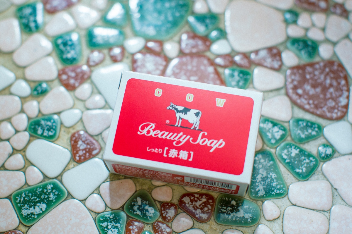 牛乳石碱香皂分为红盒、蓝盒两款；洗净效果和泡沫形态稍有不同，可根据个人喜好做选择 ❤️ 该系列香皂采用了坚持百年的釜炊制法，传承无法被机器取代的之人技术与经验，在繁复制作过程中使油脂成分注入于香皂之中，形成滋润护肤因子～ 自1928年推出的红盒皂蕴含角鲨烯滋润成分配方，具备滋润光滑美肌、温和洗净效用；泡沫方面是浓密乳脂状，香味则是清新宜人的淡雅玫瑰花香。